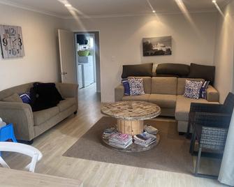 Modern Beach house sleeps up to 8 - Whakataki - Sala de estar