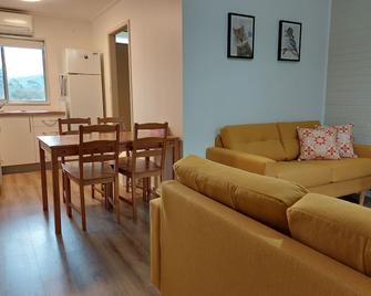 Restaway Holiday Units - Bright - Living room