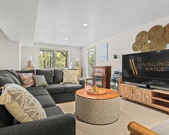 The Timbersmith | Hot Tub | Firepit | Beach Access - Invermere - Wohnzimmer