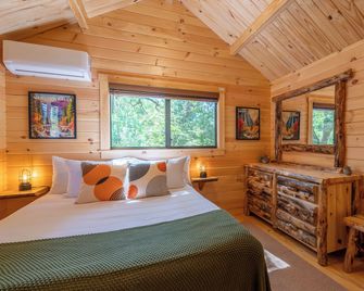 Casa de Fruta Cabins, Inn & RV Park - Hollister - Schlafzimmer