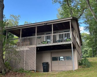Brimfield Waterfront cottage - Brimfield - Building