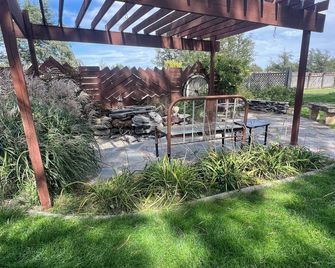 Charolais Chateau-Quiet country home close to town. - Sharon Springs - Patio