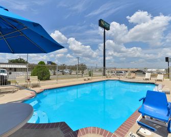 Quality Inn Gonzales - Gonzales - Pool