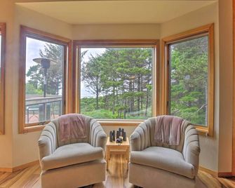 Walk to Ocean Home with Hot Tub in South Beach! - Newport - Living room