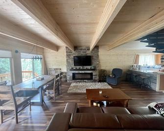 Remodeled Cabin in the Trees - Duck Creek Village - Sala de estar
