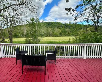 Rustic Barn Apartment with Mountain and Farm Views, 2-bedroom, 1-bath apartment - Apalachin - Balcony