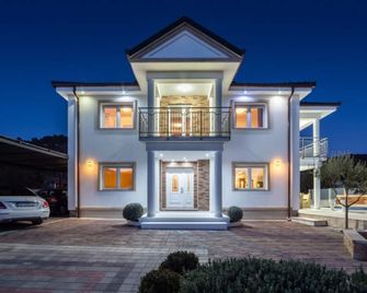 Guest House Matana - Pomena - Building