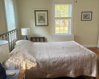 Old World Charm, Modern Conveniences - 3 BR private home in quiet setting - Easthampton - Habitación