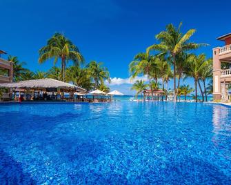 Infinity Bay Spa & Beach Resort - Coxen Hole - Piscina