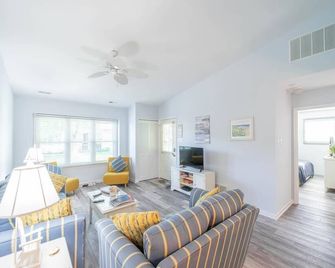 Lovely maintained 3 bedroom 1 and 1/2 bath unit located in Village Green - Sea Isle City - Sala de estar