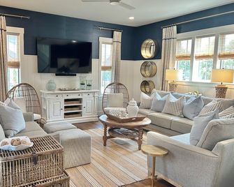 Southern Charm in “The Bend” at Carlton Landing - Eufaula - Living room