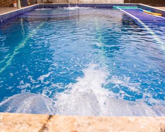 Luxury guesthouse and 2 holiday homes, 30 meters from the sea, Wi-Fi, air conditioning - Jaguaripe - Piscina
