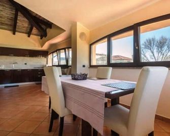 Anaelehouserooms Ltb - Arborea - Jídelna