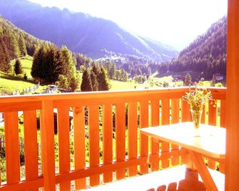 New bright vacation apartment to feel good in the mountains with a wonderful view - Ulten - Balkon