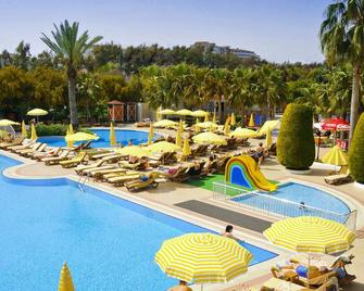Febeach Hotel - Side - Pool