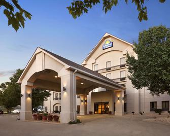 Days Inn & Suites by Wyndham Cedar Rapids - Cedar Rapids - Building