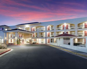 Red Roof Inn Albuquerque - Midtown - Albuquerque - Building