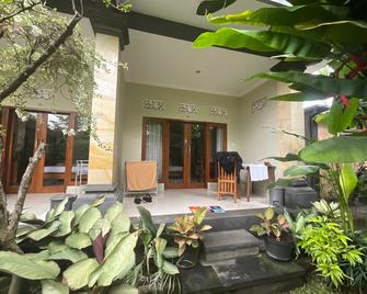 Suryadina Guest House - Ubud - Patio