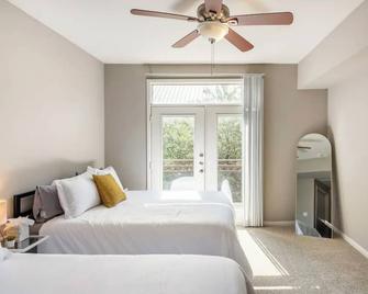 Charming 1,100 sq ft apartment near to The Shops at Legacy - Plano - Bedroom