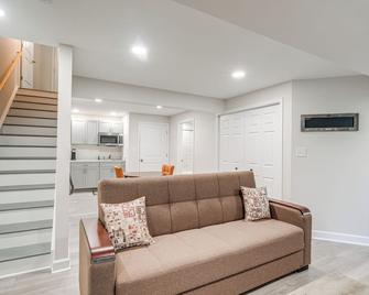 Quaint Stafford Apartment with Electric Fireplace! - Stafford - Wohnzimmer