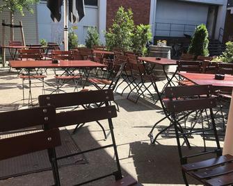 Hafentraum Indoorcampinghostel - ברמן - מסעדה