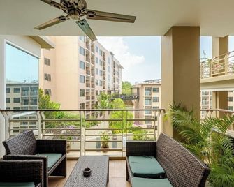 Spacious & Stylish Apartment 5 minutes walk to Karon beach. - Karon - Balcony