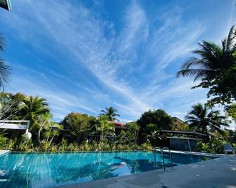 Sea Side Home Resort - Ban Pak Bara - Piscina