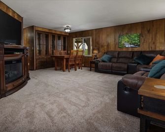 Wine Country Retreat With Vineyard Views, Huge Patio, Free Tastings, Gazebo, Bbq, Plush Furniture - Dundee - Living room