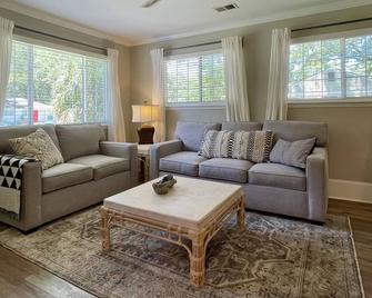 Spanish Moss Cottage: pet friendly getaway on the beautiful Spanish Moss Trail! - Port Royal - Living room