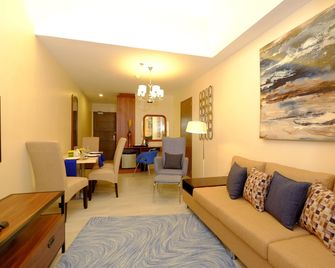 One Central Hotel & Suites - Cebu City - Wohnzimmer