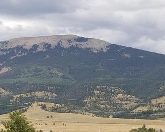 Beautiful Mountain Views. Cozy/Quiet & centrally located to all the mountain fun - Eagle Nest - Vista del exterior