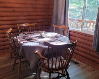 Charming 2-bedroom cabin in Sonora with WiFi and AC With private lake - Sonora - Dining room