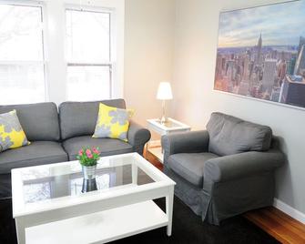 2bd/1ba - The Treehouse - 1930's Hyde Park Home By Ut/Downtown - Austin - Sala de estar