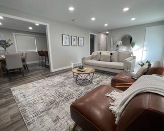 Charming 5 BR home centrally located in SLC area! - Millcreek - Living room