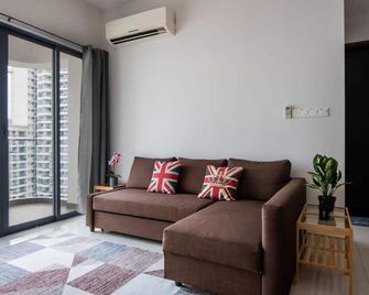A Stylish 2br Suite Water Views Free Parking - Johor Bahru - Stue