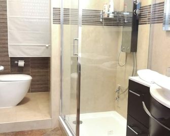 Marci's Home - Rom - Bad