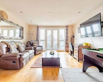 Beautiful flat w/ balcony, pool table & 55' TV - Cardiff - Living room