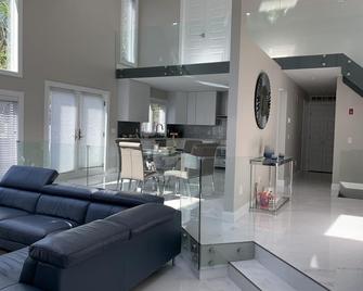 North Fork, New Construction with heated pool, walking distance to beach - Cutchogue - Living room