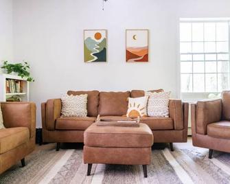 Catskill Cabin with Firepit & Brilliant Fall Views - Catskill - Living room