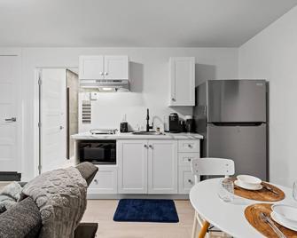 chic condo 15 mins to Downtown-Pool and BBQ - Longueuil - Kitchen
