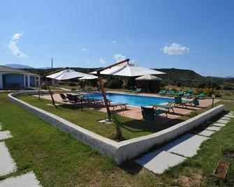 Hotel Baia Cea - Барі-Сардо - Басейн