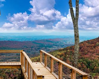 Spectacular Cabin with Home Theater and Fire Pit in Fort Payne, Alabama - Fort Payne - Balkón