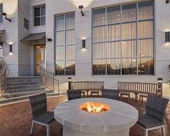 Free Breakfast, Outdoor Pool, 24 Hour Business Center. Near Mcleod Regional Medical Center. - Florence - Patio