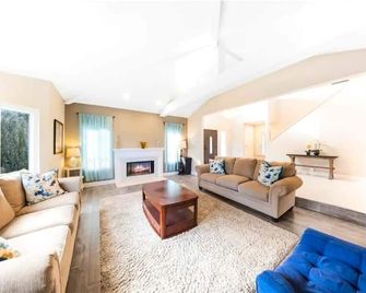 Luxurious Rancho Cucamonga Retreat with Private Yard - Rancho Cucamonga - Living room