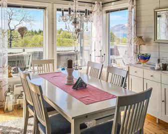 Pet friendly home in Hol i Tjeldsund - Lødingen - Dining room