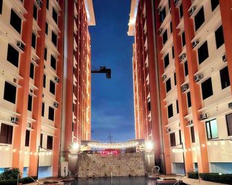 Pet friendly condo near NAIA with massage chair and pool - Las Piñas - Edificio