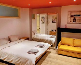 Modern half-basement 1BR near Montgomery & VUB - Brussels - Bedroom