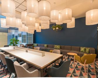 Hampton by Hilton Utrecht Central Station - Utrecht - Bar