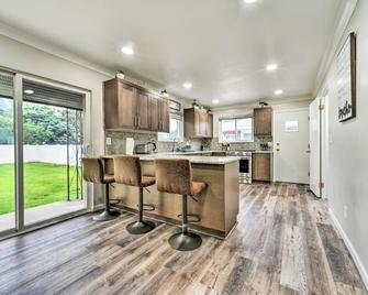 Dearborn Heights Home about 16 Mi to Downtown Detroit! - Dearborn Heights - Kitchen
