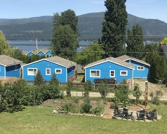 Lakeview Landing - Private Queen Suite with all amenities - Shuswap Lake - Sorrento - Будівля